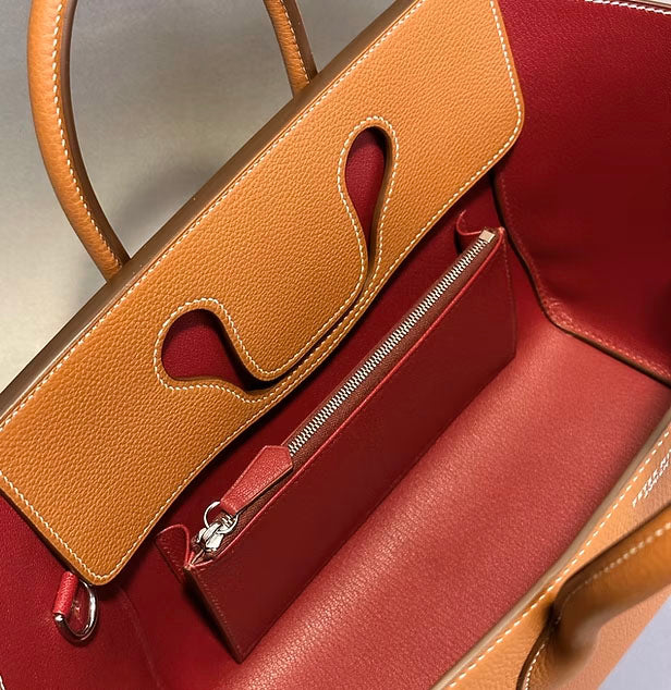 the inside detail of the peter nitzdream bag with zip compartment detail